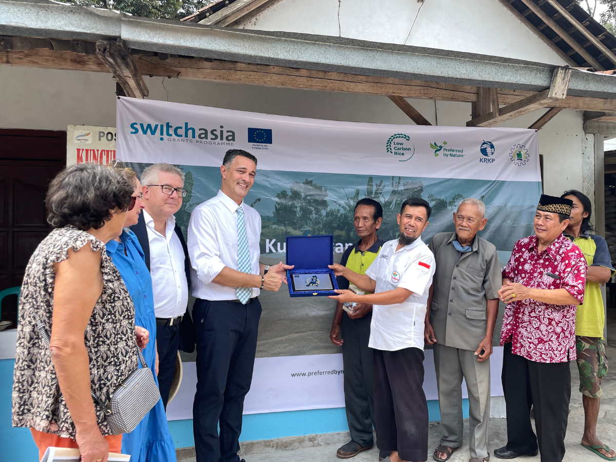 EU MEPs head of delegation, Stéphane Bijoux, symbolically gave the EU-Indonesian partnership plaque to Muhadi, small rice mill owner in the Low Carbon Rice project district, Boyolali, Indonesia