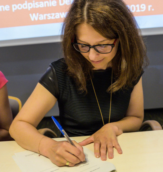 Joanna Kurowska signs