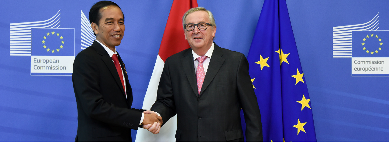 Jean-Claude Juncker, President of the EC, receives Joko Widodo, President of Indonesia.  http://www.euflegt.efi.int/vpa-asia-news/-/asset_publisher/FWJBfN3Zu1f6/content/flegt-enters-a-new-era-with-major-news-on-licensing